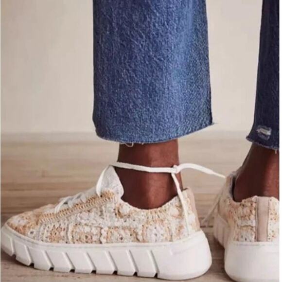 Free People Catch Me If You Can Crochet Lace Up Sneaker Platform Sz 7.5 EUC Boho - Picture 4 of 13